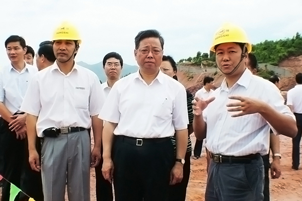 2006年8月，十二屆全國人大環境與資源保護委員會副主任委員黃小晶（右二，時任福建省省長）來漳平紅獅視察