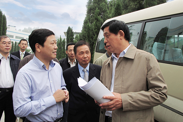 2010年9月，中央政治局常委、全國人大常委會委員長栗戰書（右一，時任貴州省委書記）聽取集團董事長章小華關于龍里紅獅項目匯報
